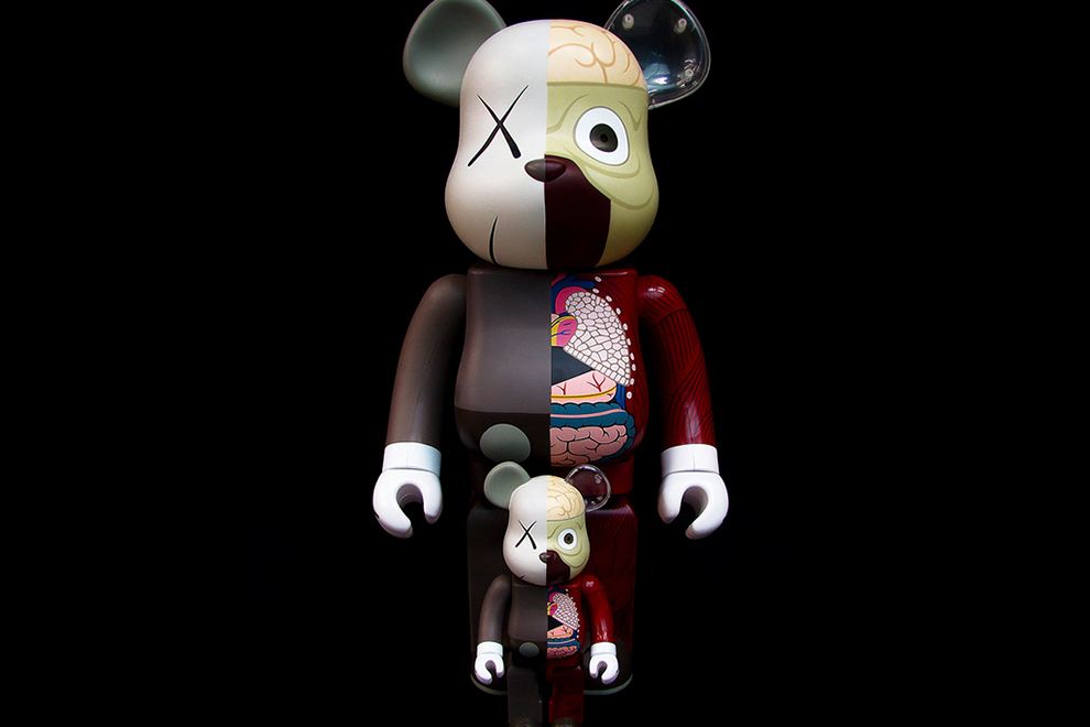 所有联名中,最著名的莫过于——  kaws × be@rbrick